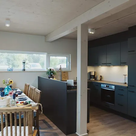 Familienhaus Mit Moderner Kueche Sagard
